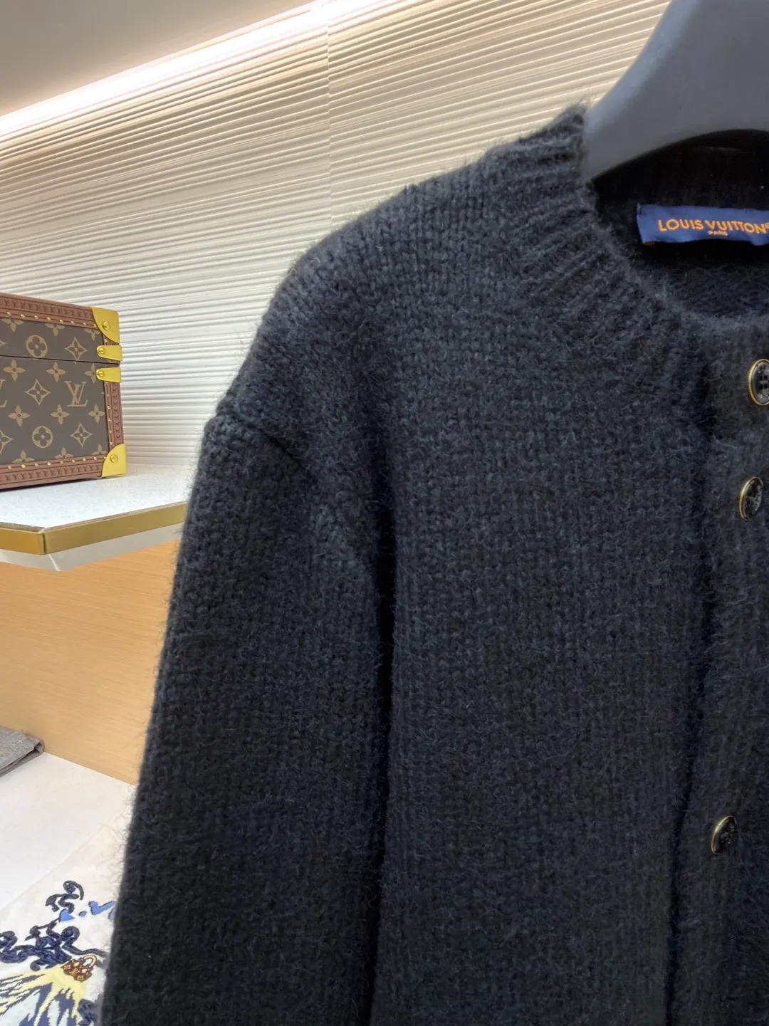 LOUIS VUITTON jacquard logo knitted wool cardigan ●Original version: Purchased and developed for 15999 ●Item number: 1681605-B05 ●Fabric: wool blended fabric ●Technology: jacquard production ●Color: black ●Version: fitted version ●Weight: about 895 grams ●Size: S-M-L-XL ●Description: Made of 40 cashmere, 30 wool, 30 cotton. This type of wool is mixed custom-woven wool. The fabric feels soft and the upper body has a three-dimensional and stylish shape. The button base is made of alloy material, and the pearlescent button laser-engraved brand logo is used on the surface. The jacquard uses imported positive 7-knitted fabric to create the logo. The logo is classic and high-end without losing elegance. This cardigan is made from a blend of sheep wool and yak hair, with thick yarns to create a soft texture. The contrasting LV logo is integrated into the knitted fabric, and the casual and elegant back thread design makes it easy to dress up on weekends. The overall wiring is straight and delicate, the fabric is comfortable and soft, and the color is consistent without color difference. It can be matched with the same style to create a fashionable look and control various occasions. Customized accessories, complete with three standards, same style for men and women!